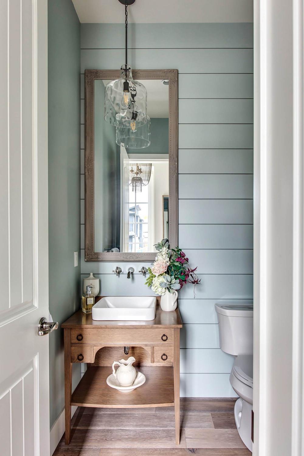 Baño francés con paneles de madera y detalles acogedores