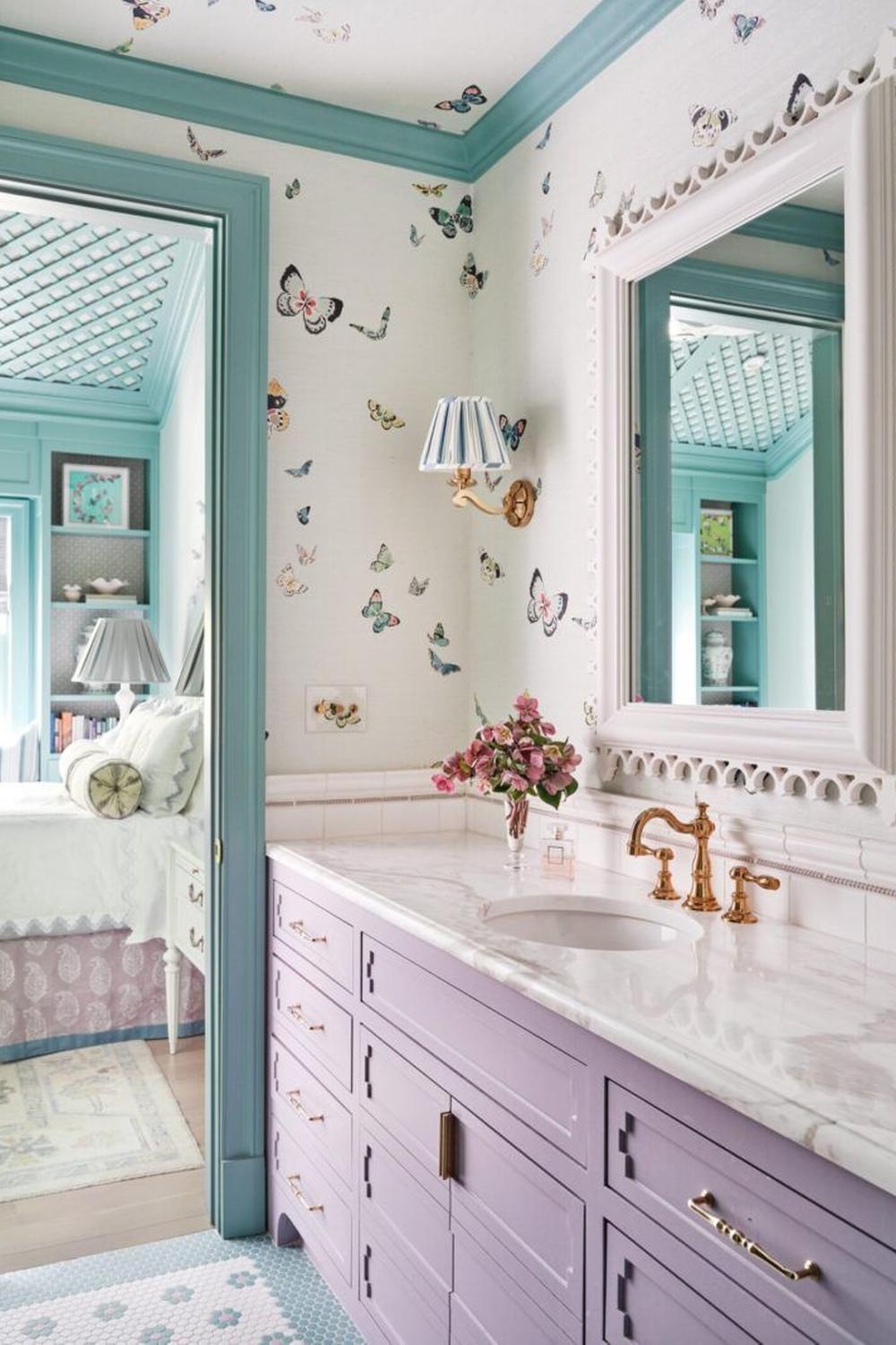 Baño encantador en tonos pastel y mariposas