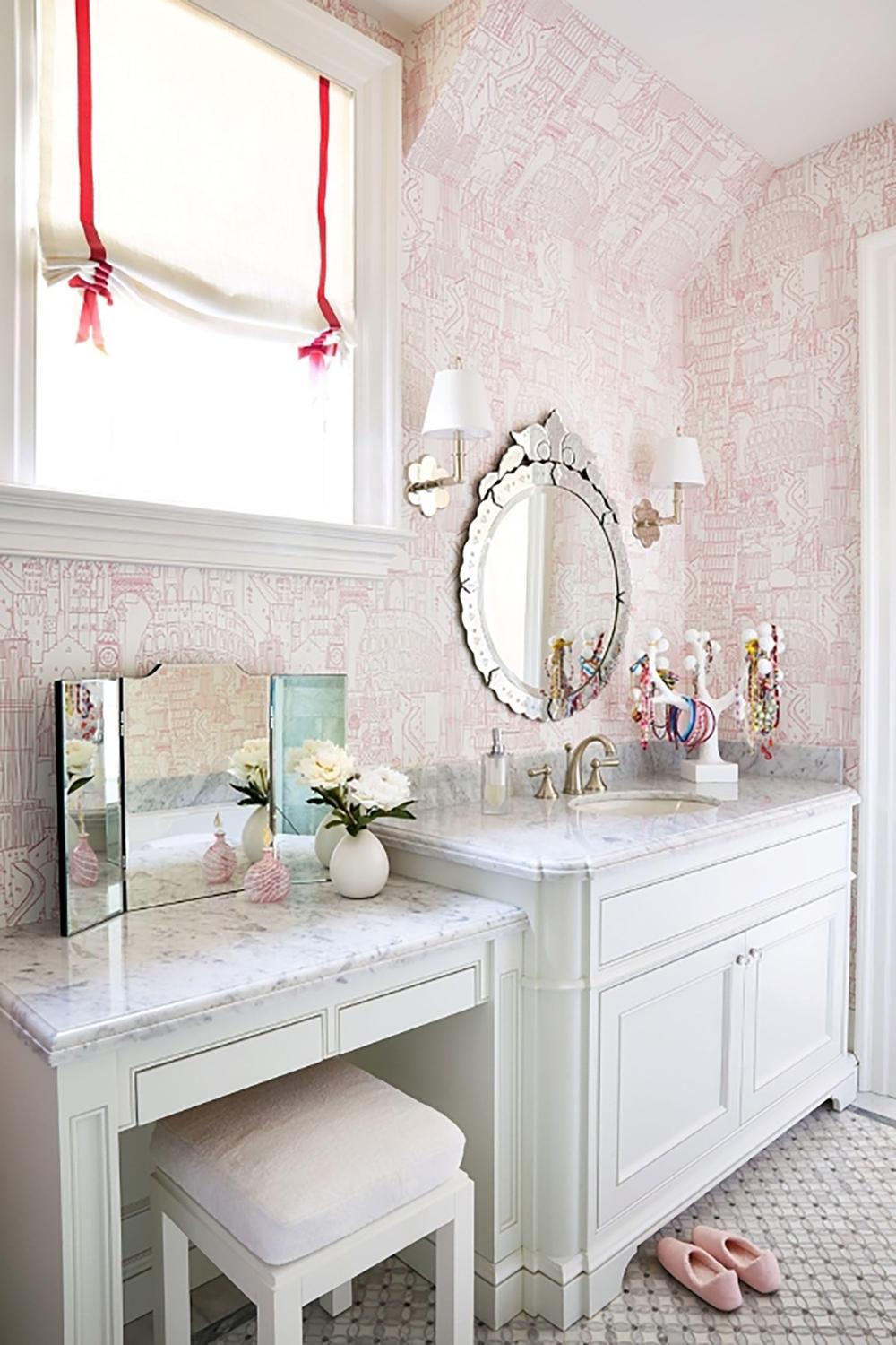Baño chic con papel pintado ilustrativo y tonos suaves