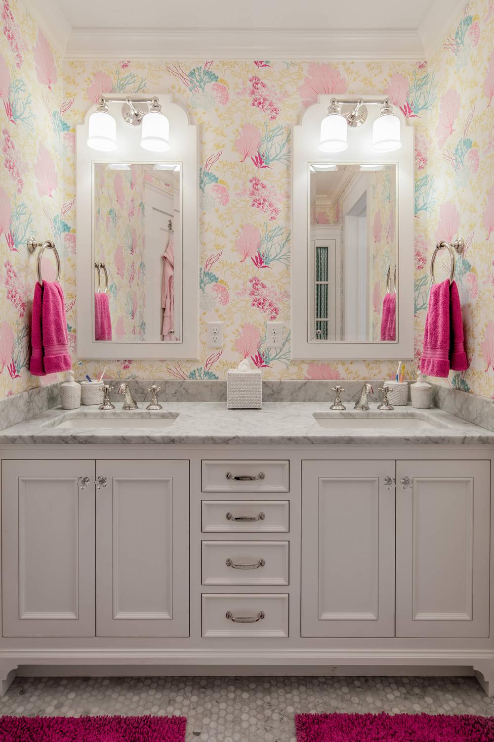 Baño vibrante con papel pintado lleno de flores y colores alegres