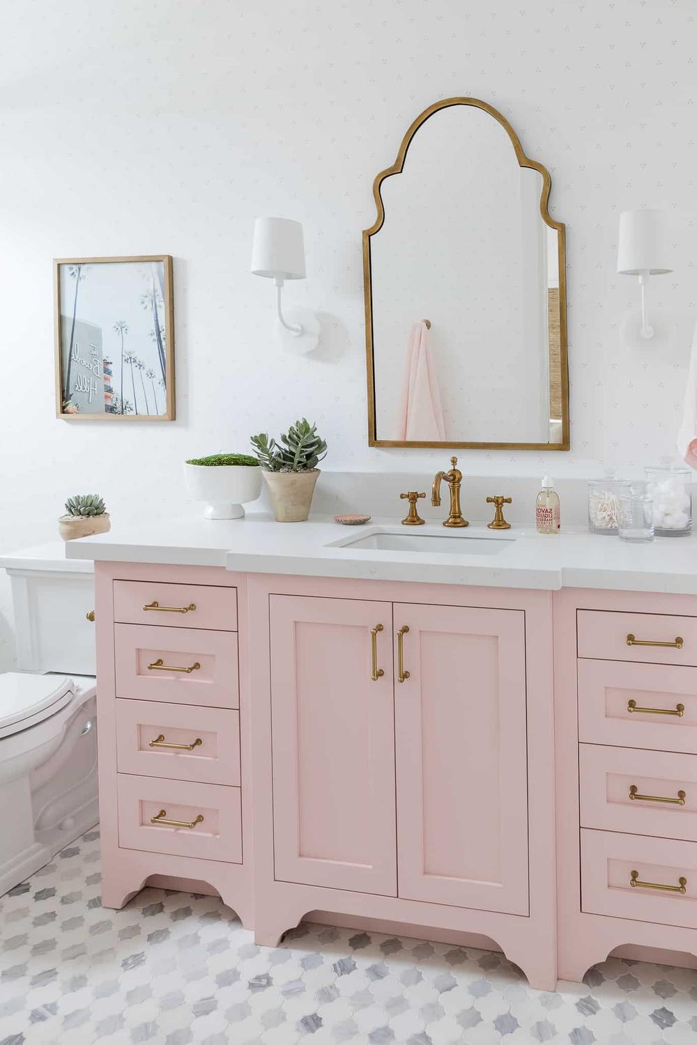 Baño suave en tonos rosa y gris para chicas