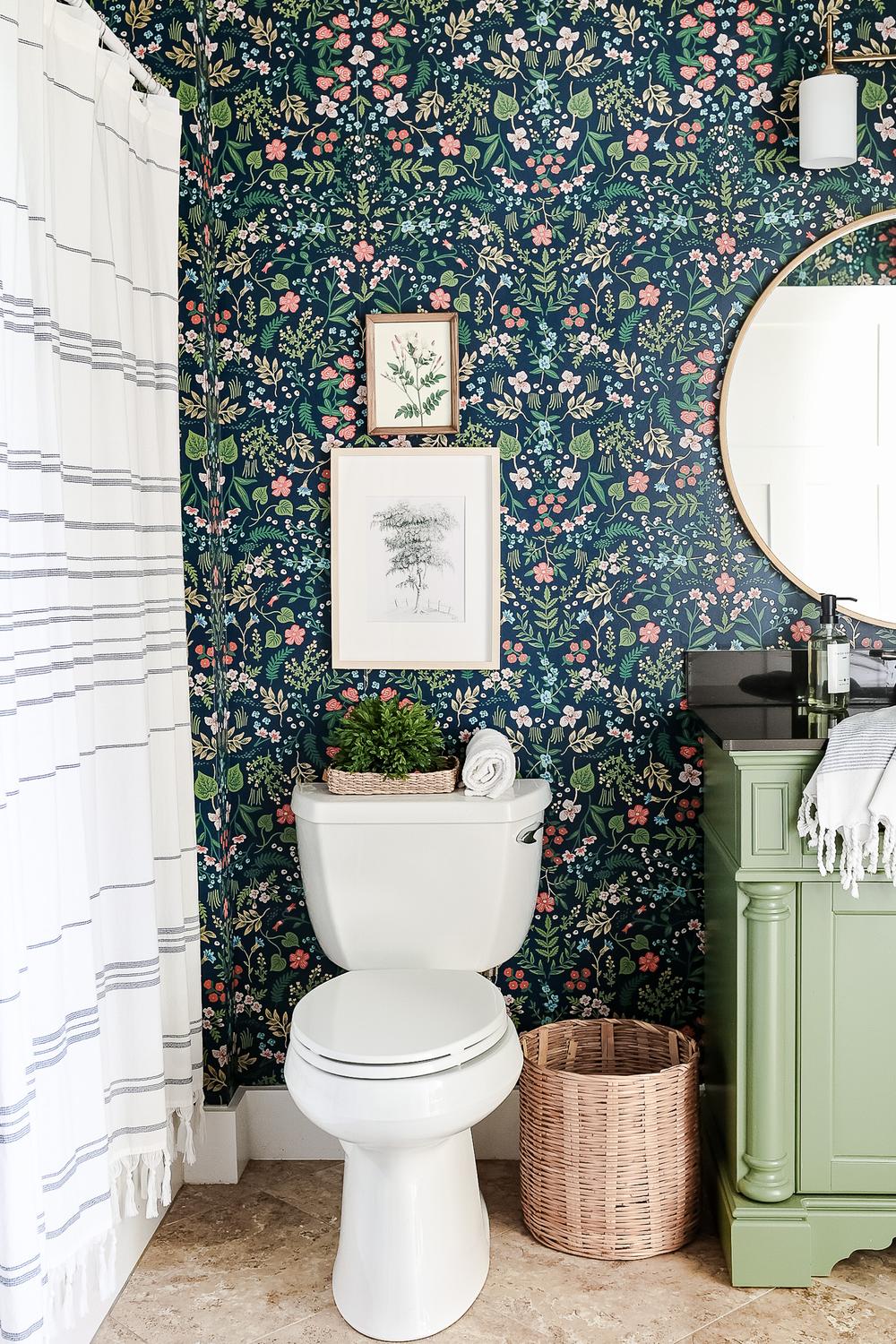 Baño divertido con flores y tonos alegres
