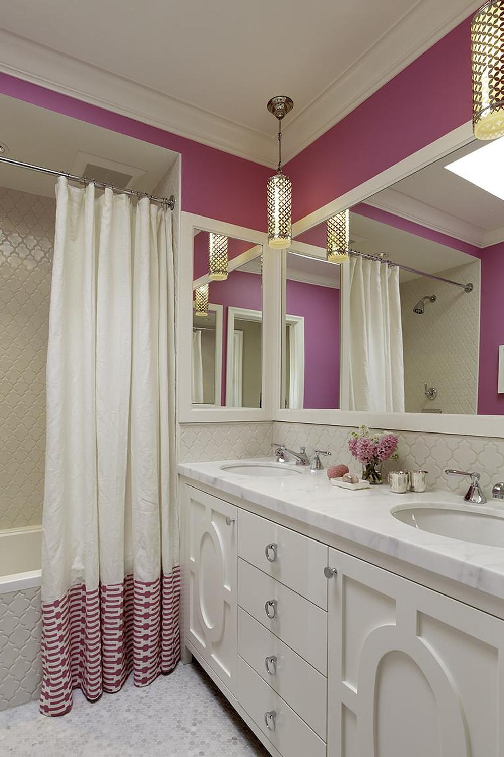 Baño moderno con detalles vintage en un entorno juvenil