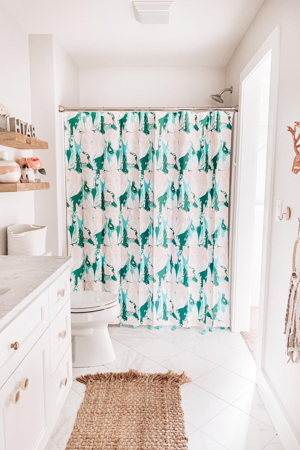 Baño vibrante con un toque floral encantador