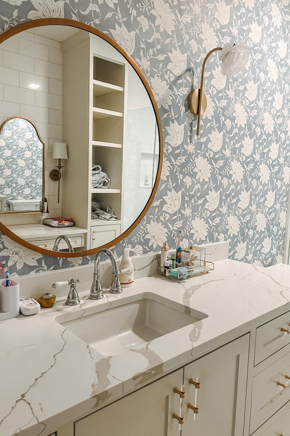 Baño chic con papel decorativo vintage y toques modernos
