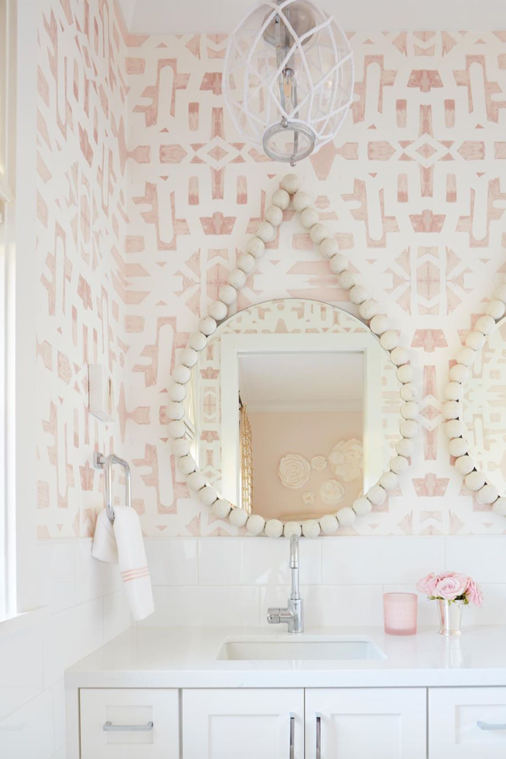 Baño encantador en rosas y tonos suaves con elementos femeninos