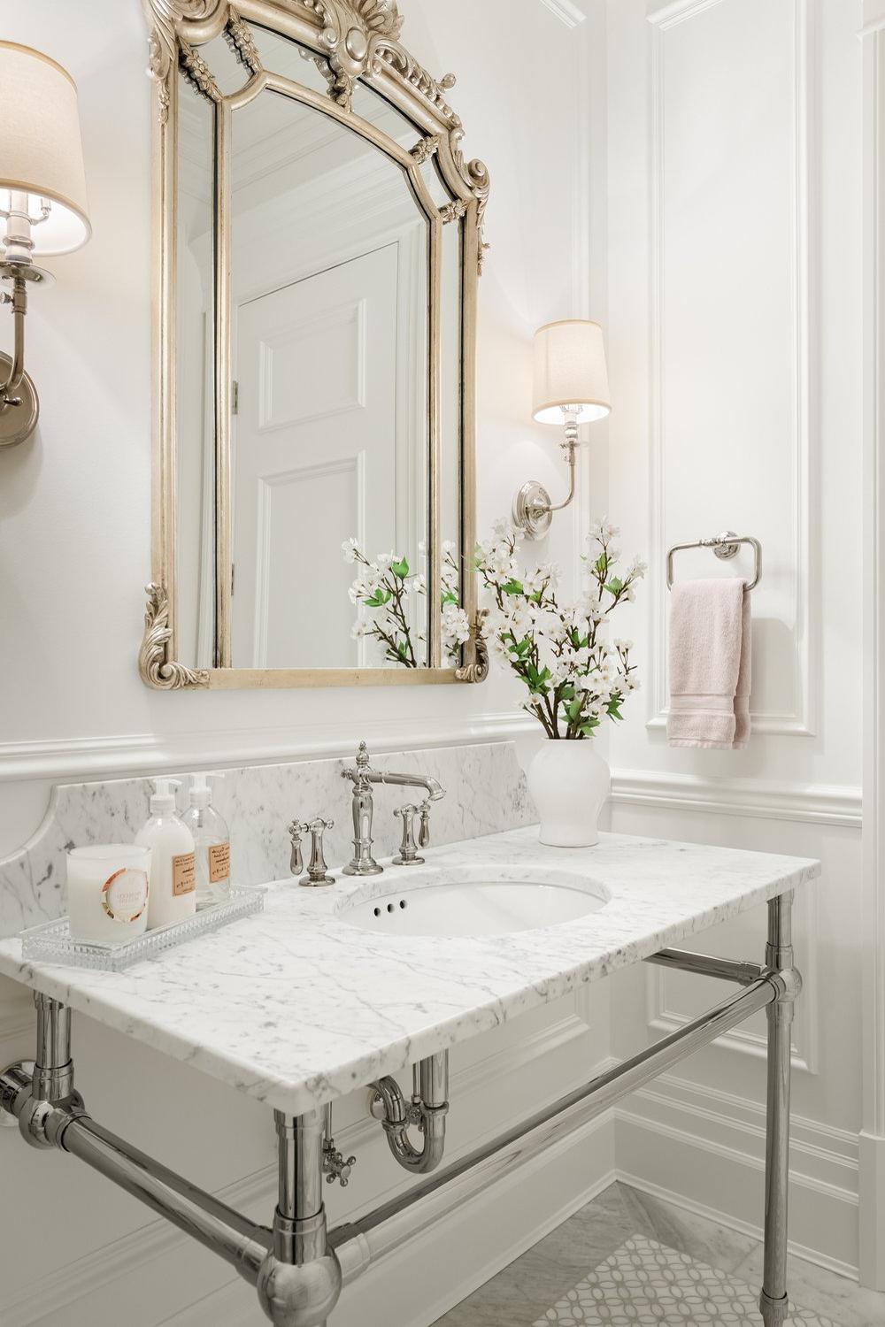 Baño blanco contemporáneo con acentos metálicos y grifería vintage