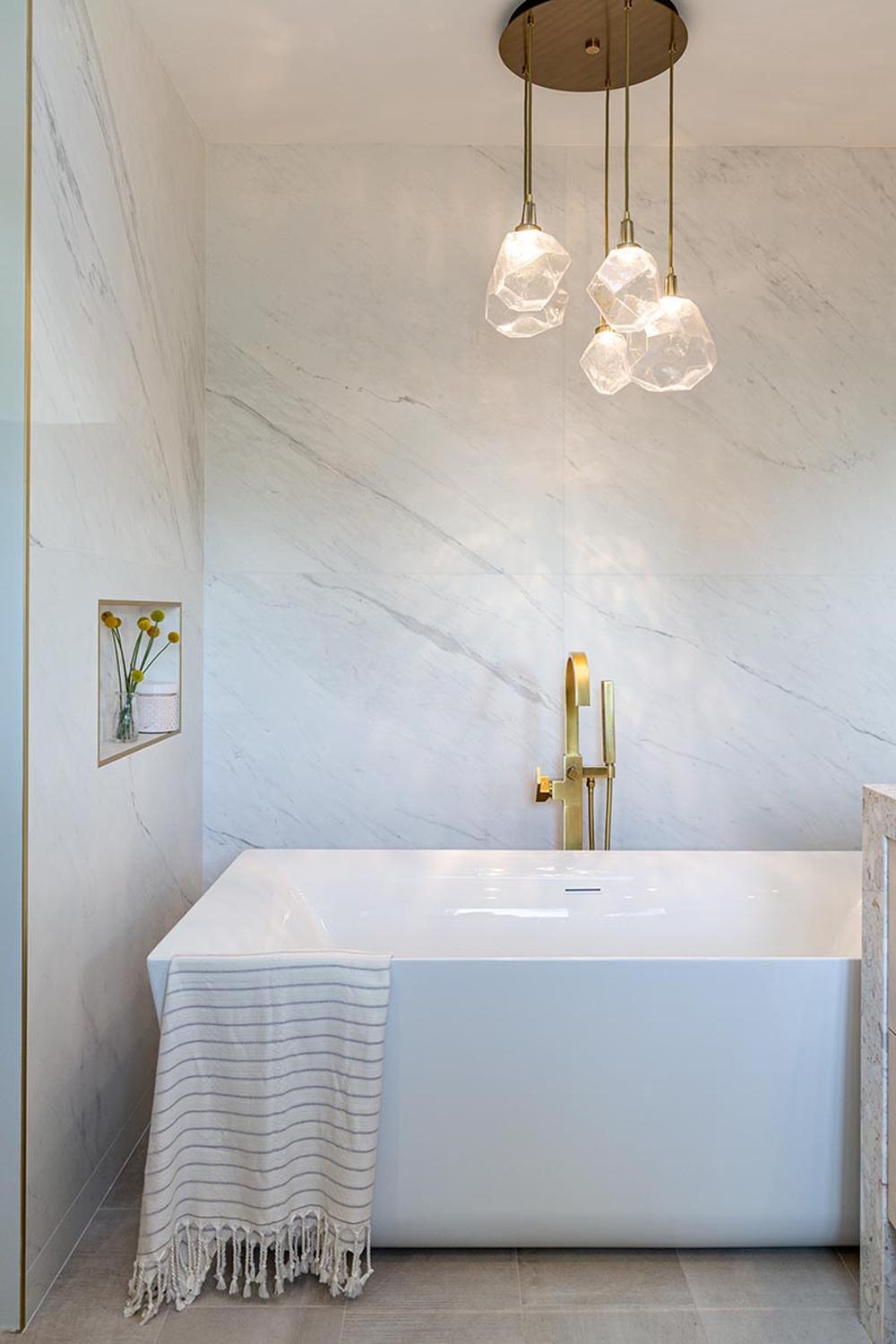 Baño moderno con detalles elegantes y un toque de glamur