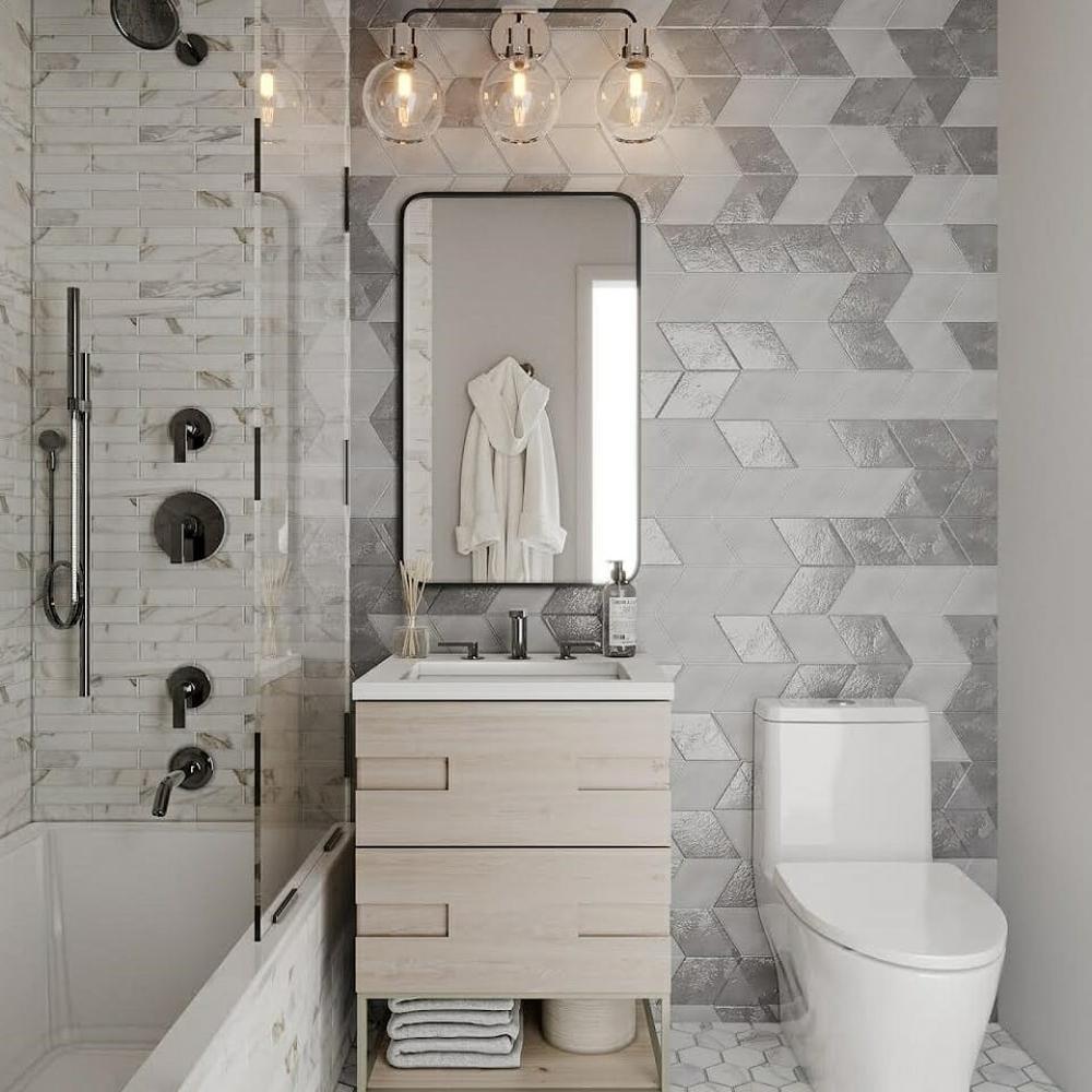 Baño estiloso en blanco con azulejos en chevron y detalles metálicos