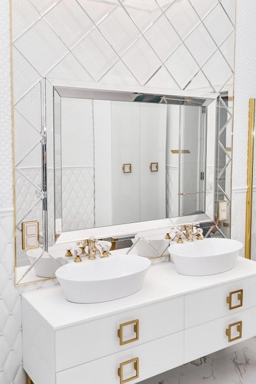 Baño lujoso en blanco con sofisticación dorada