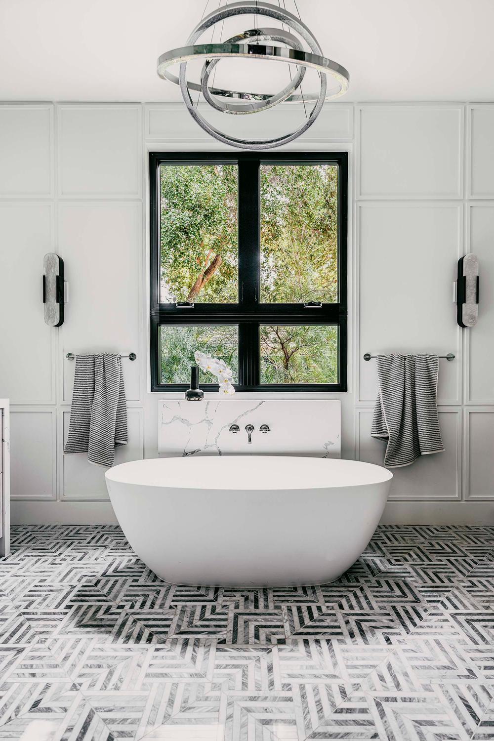 Baño inspirador en blanco con detalles dorados