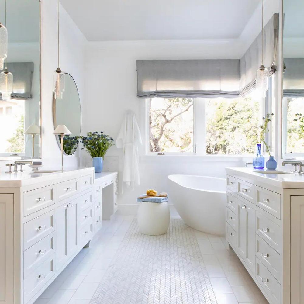 Baño cálido y acogedor con elementos dorados