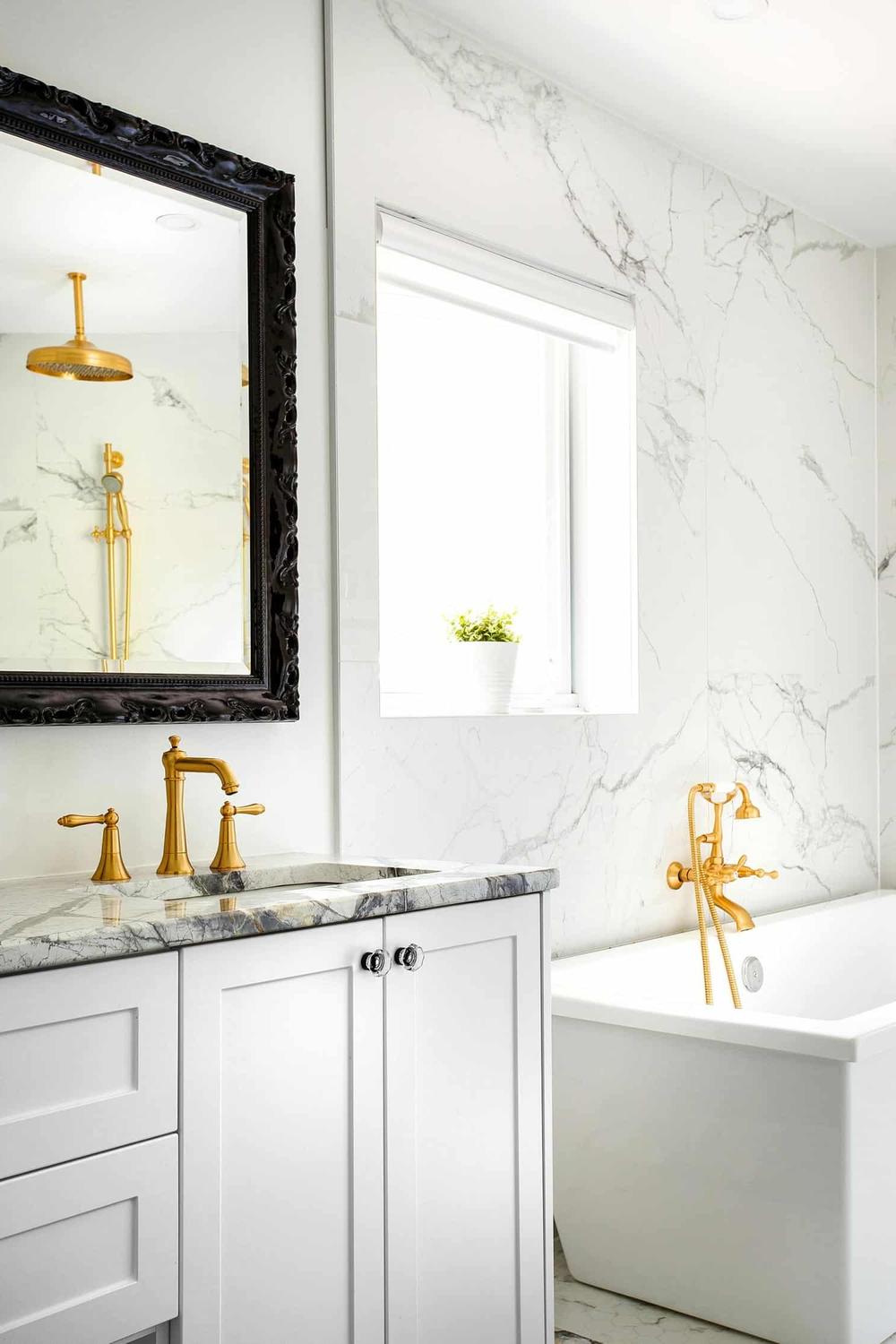 A harmonious white bathroom that combines modern elements with elegant touches for a refreshing atmosphere.