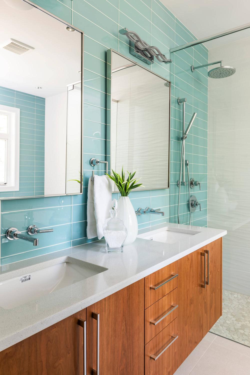 Baño moderno con azulejos de cristal turquesa
