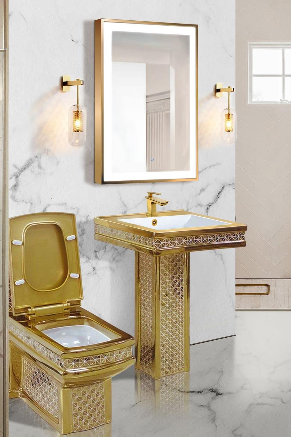 Baño opulento con grifería dorada y mármol