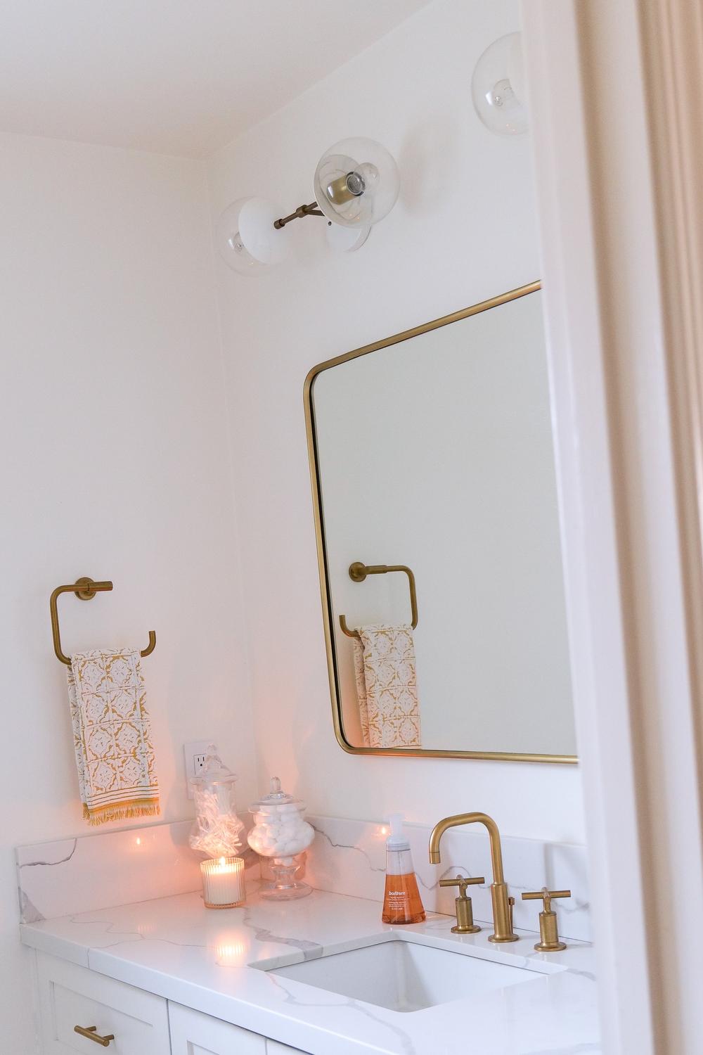 Baño luminoso con toque de elegancia dorada