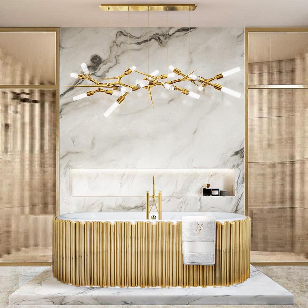 Baño de lujo con bañera dorada