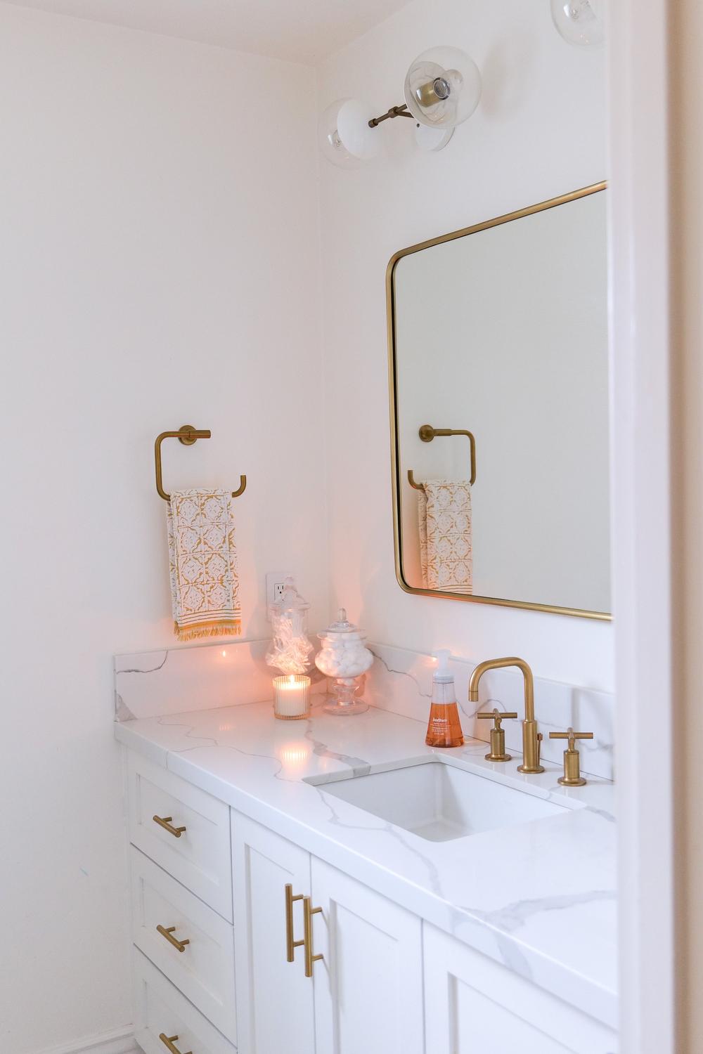 Baño armonioso con tonos dorados
