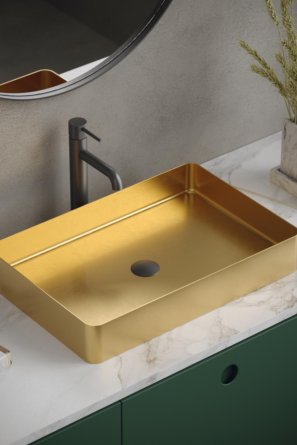 Baño único con grifería dorada y diseño funcional