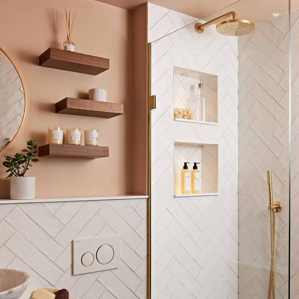 Baño acogedor con paleta de color cálido