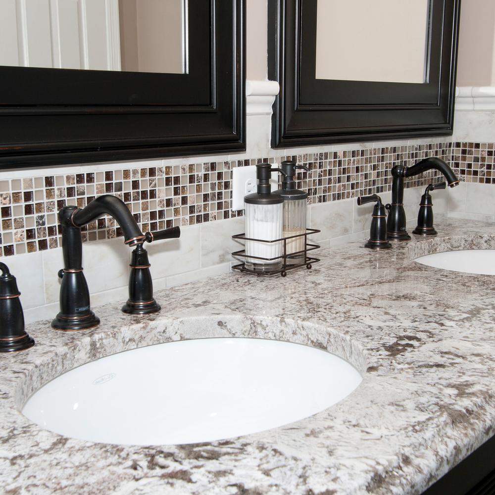 Encimera de granito brillante en un baño chic.