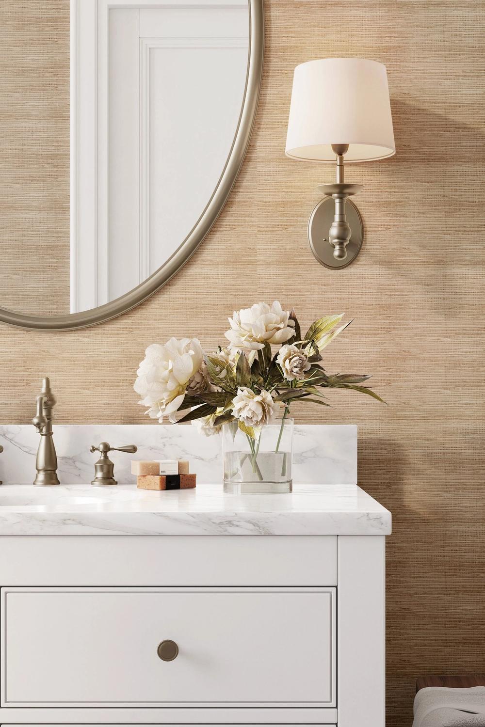 Baño con papel pintado de hierba de tono beige, mueble blanco y detalles en níquel cepillado.