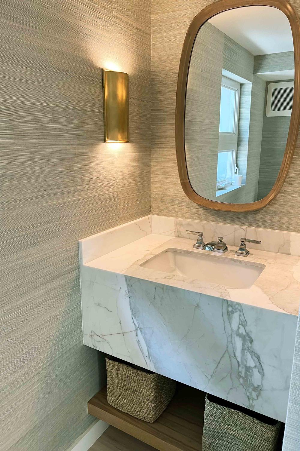 Baño contemporáneo con papel pintado de hierba en tonos neutros y decoración elegante.