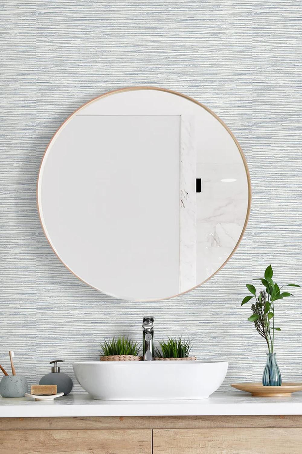 Baño contemporáneo con papel pintado en tonos suaves y estilo minimalista.