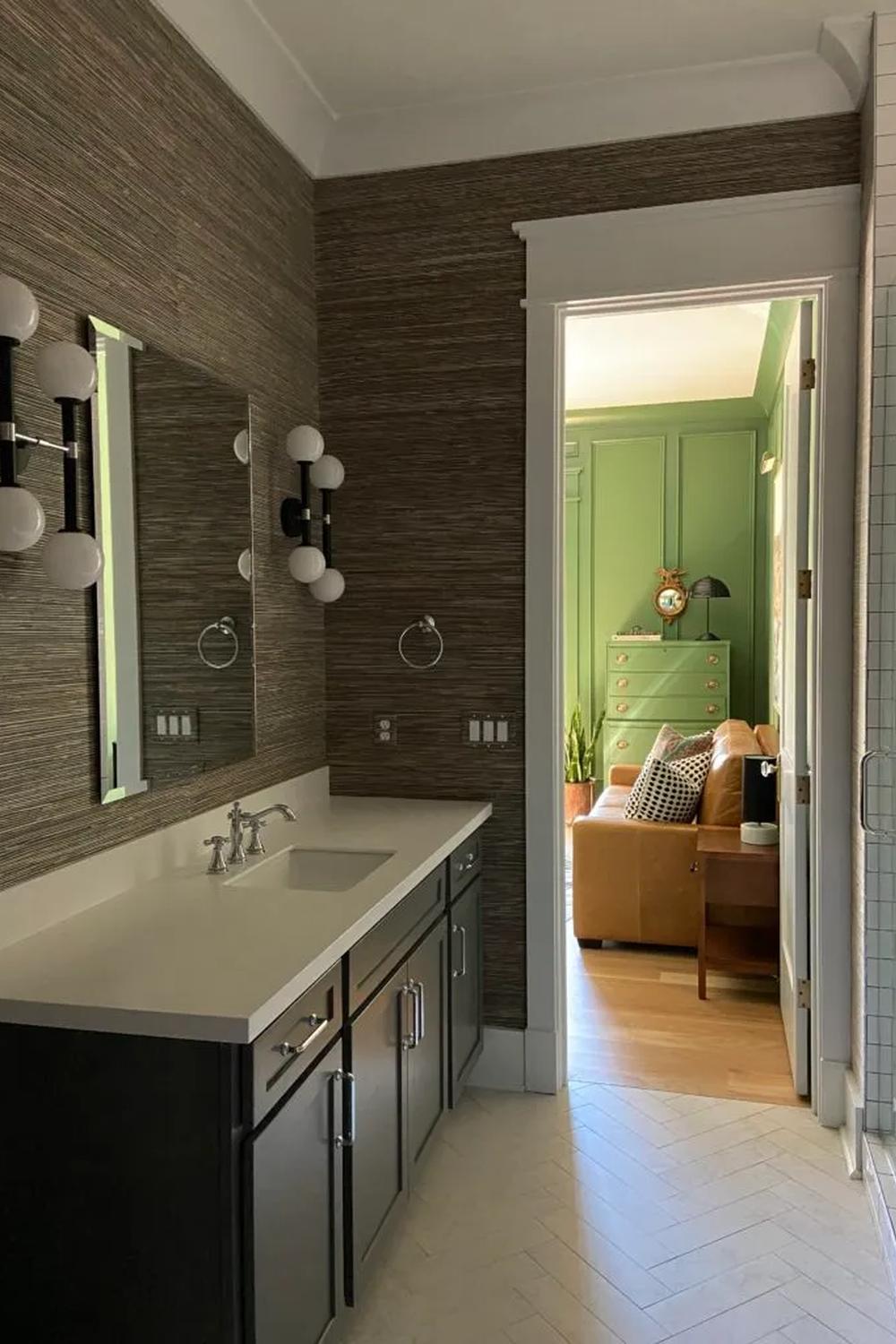 Baño cálido y acogedor con toques naturales y papeles decorativos.