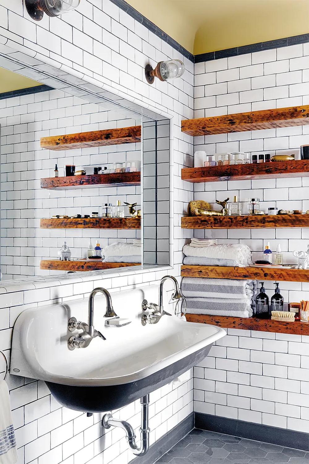 Baño moderno con azulejos grises hexagonales
