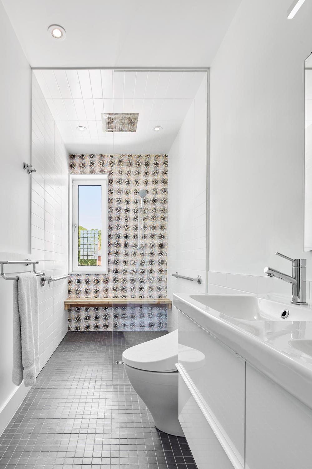 Baño moderno con azulejos grises y mosaico desenfadado