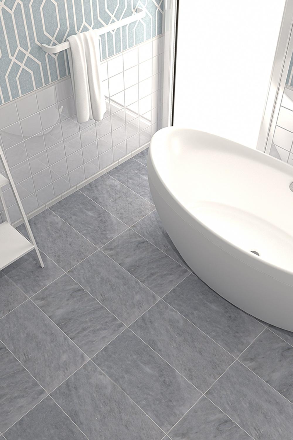 Baño moderno con patrón geométrico y azulejos grises