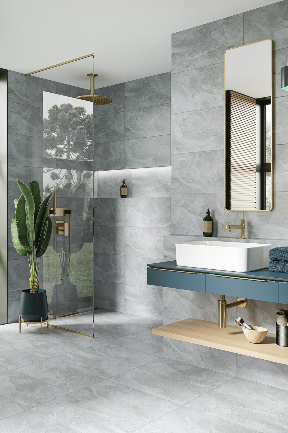 Baño con azulejos grises y muebles de madera