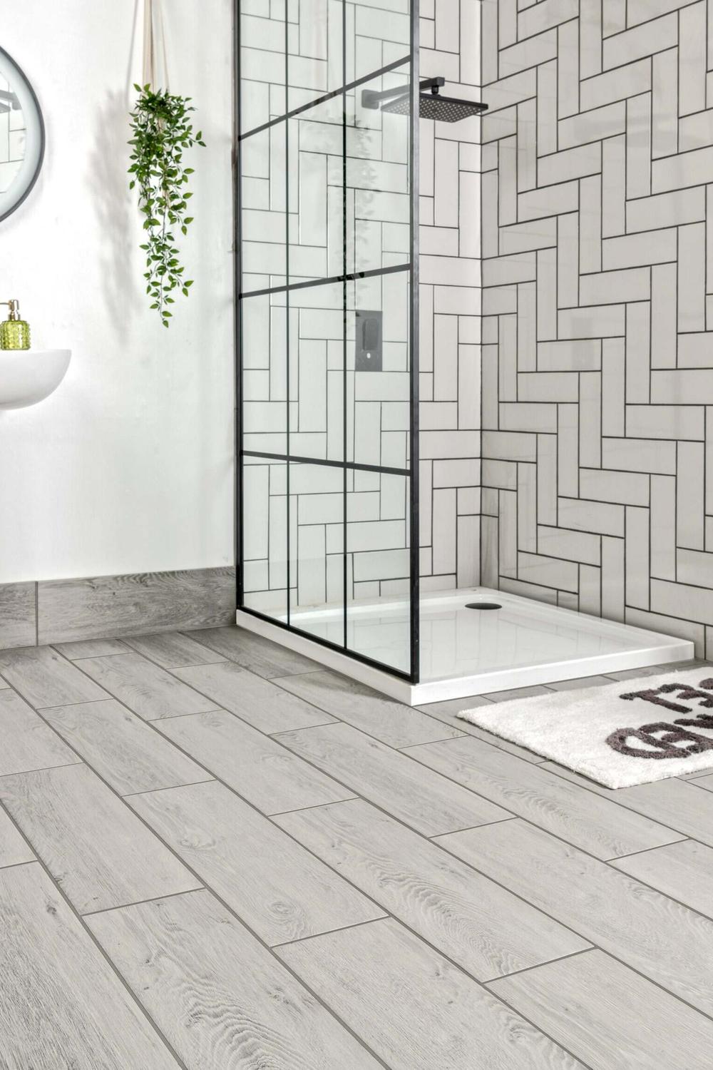 Baño moderno con azulejos gris madera