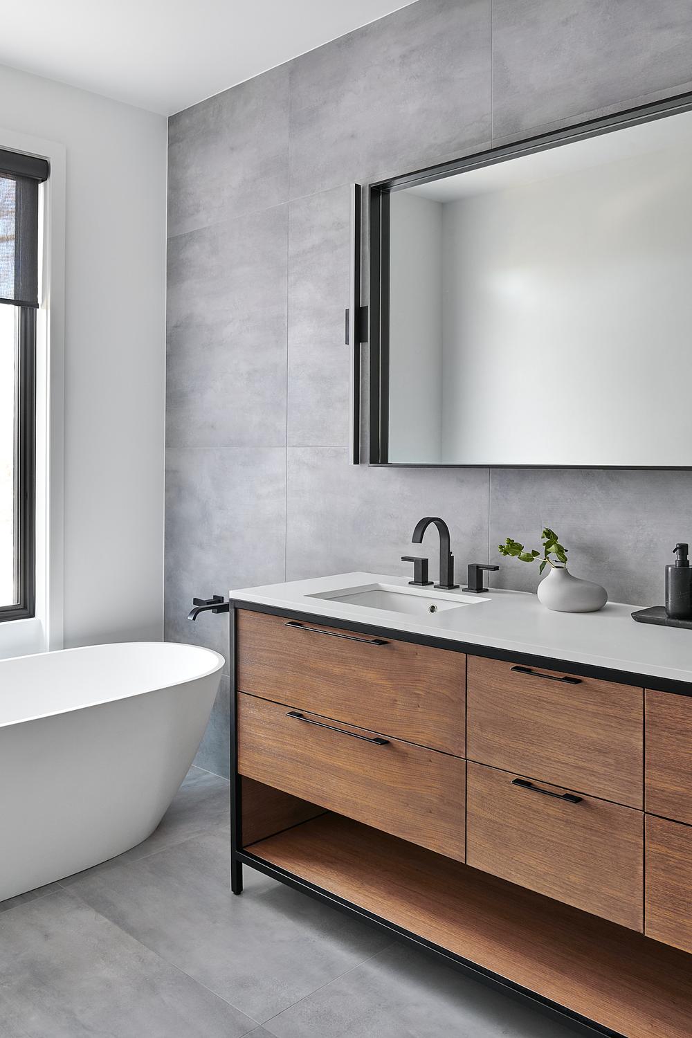 Baño moderno con azulejos gris de gran tamaño