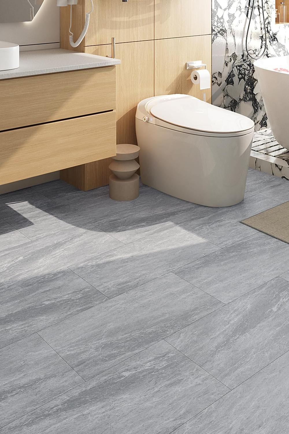 Baño elegante con azulejos gris moderno