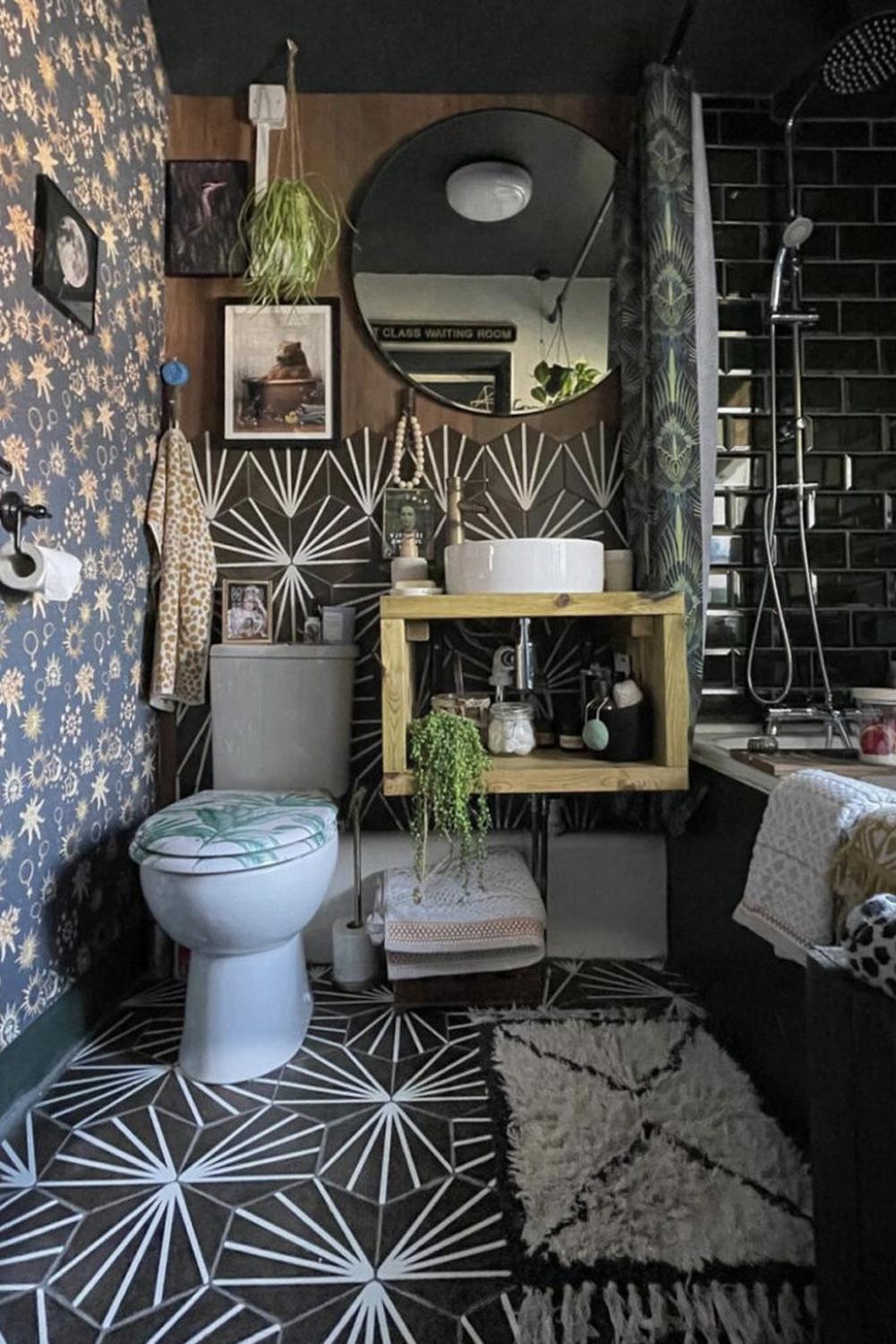 Baño boho moderno con toques eclécticos