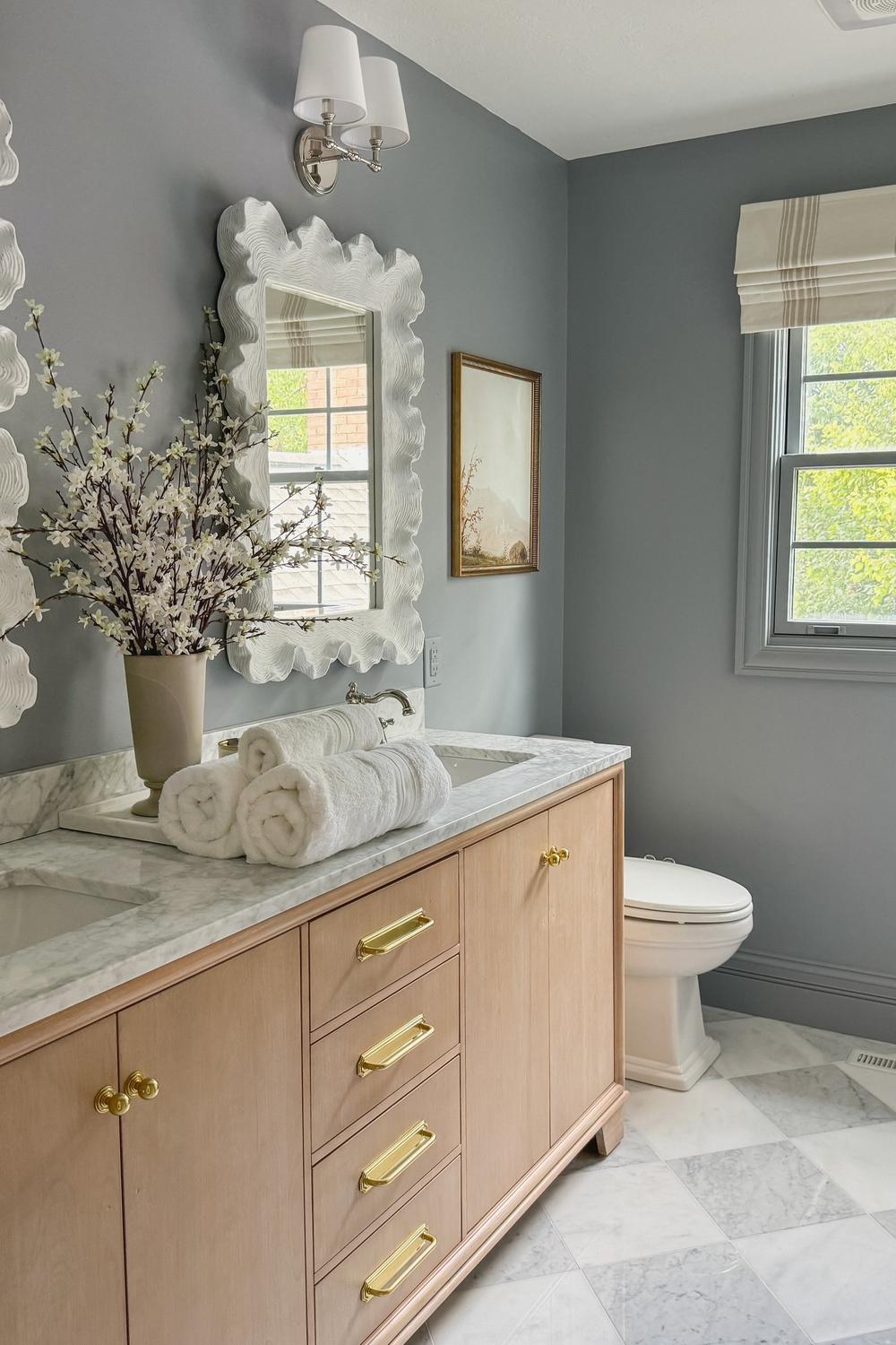 Baño boho con espejos decorativos cautivadores
