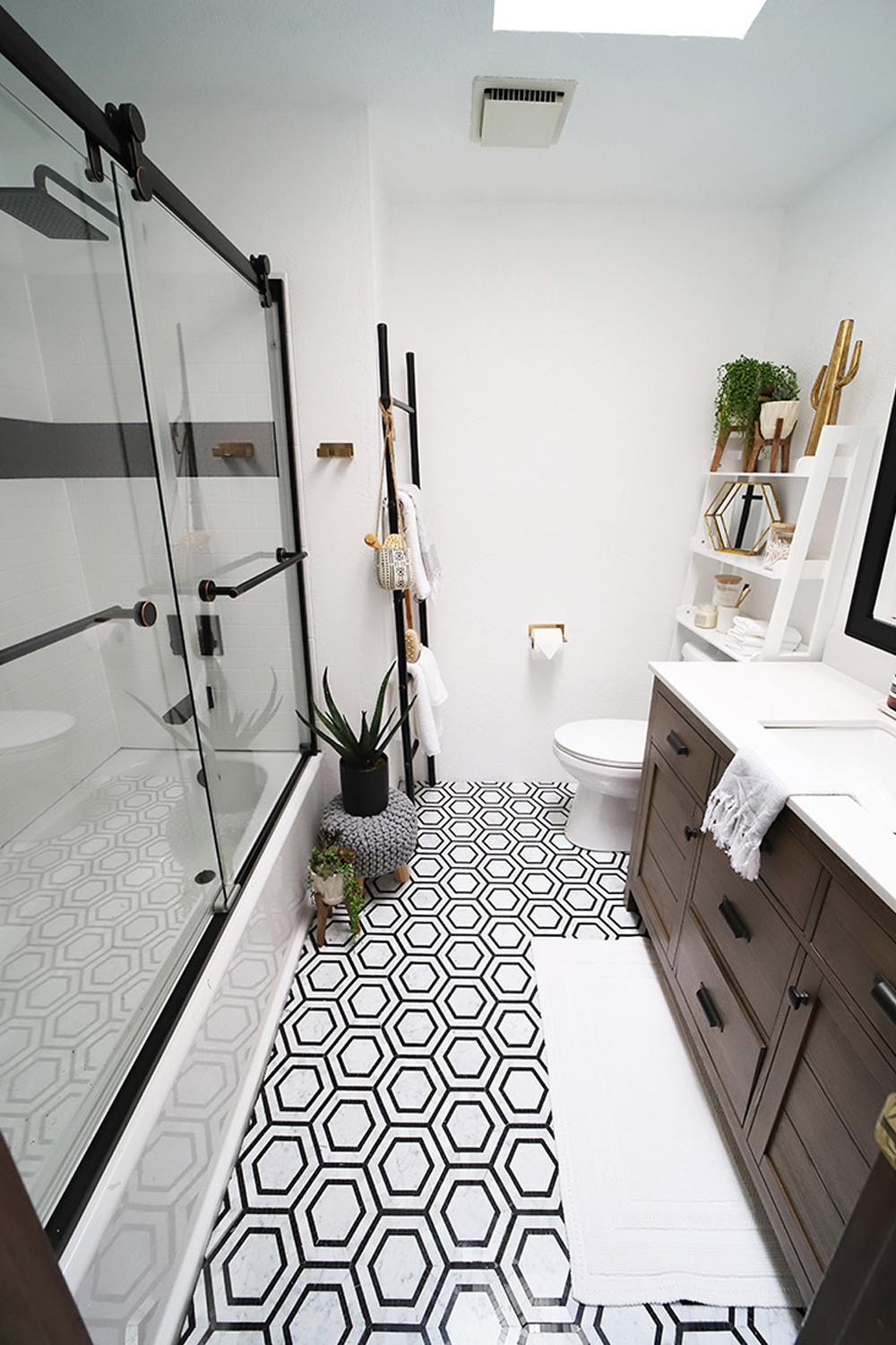 Baño boho moderno con patrones y geometrías