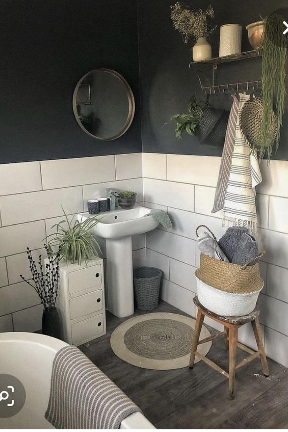 Baño boho con toques rústicos y planta verde