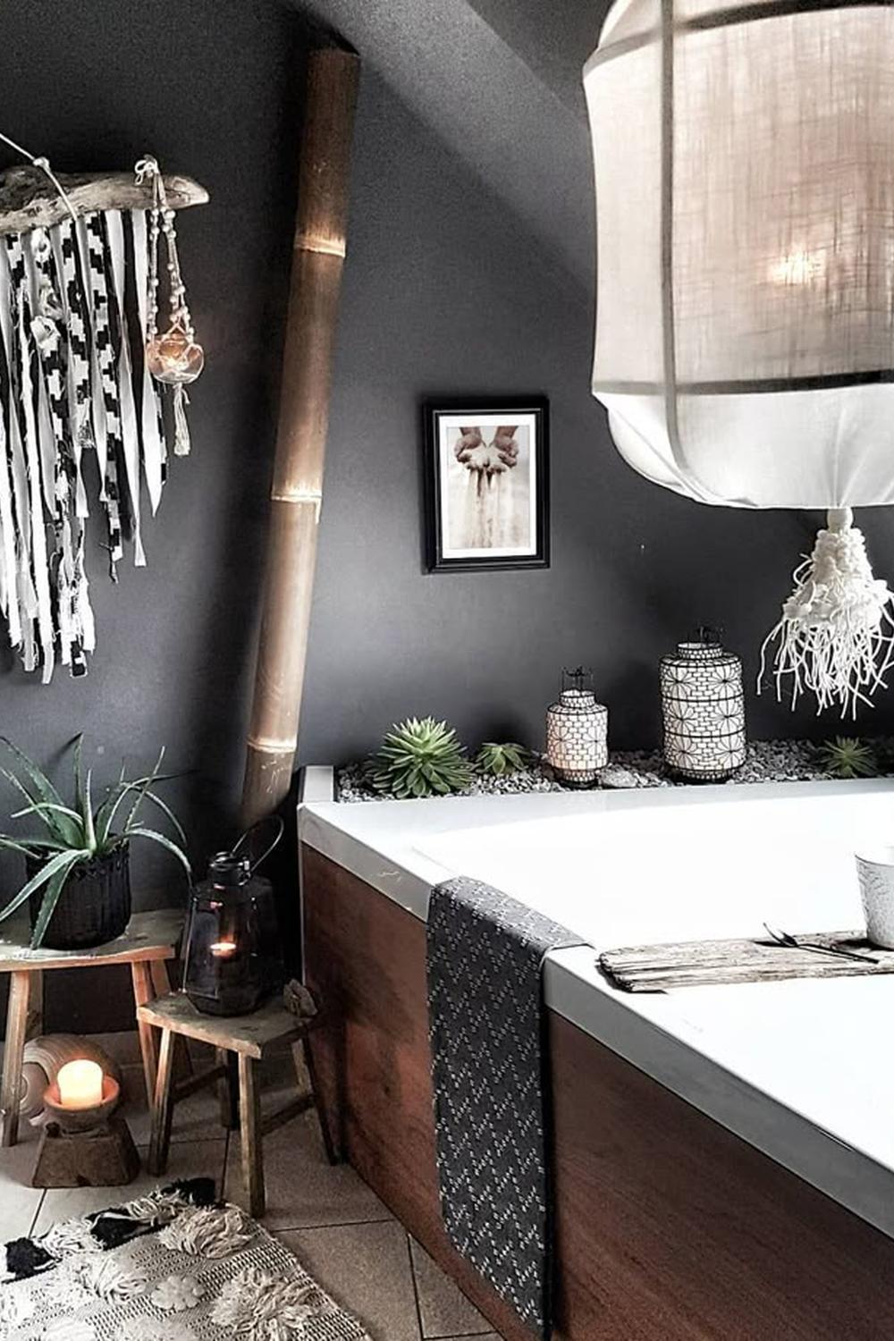 Baño boho contemporáneo con detalles decorativos únicos