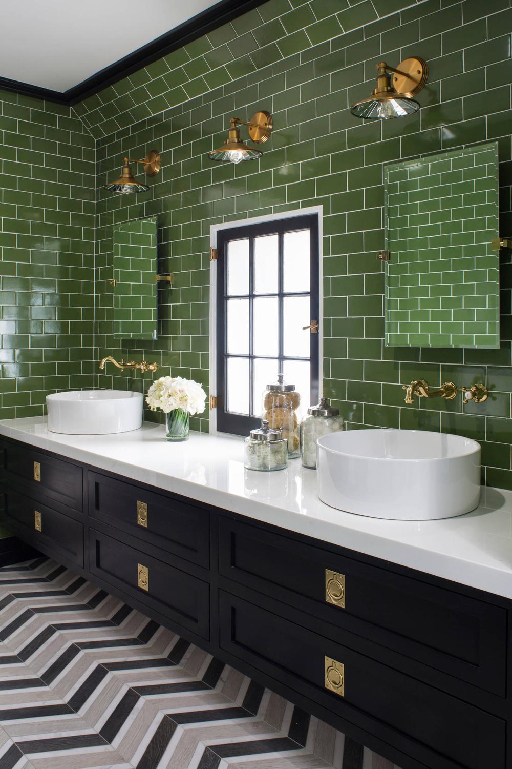 Baño con jardín interior y elegantes elementos verdes y negros