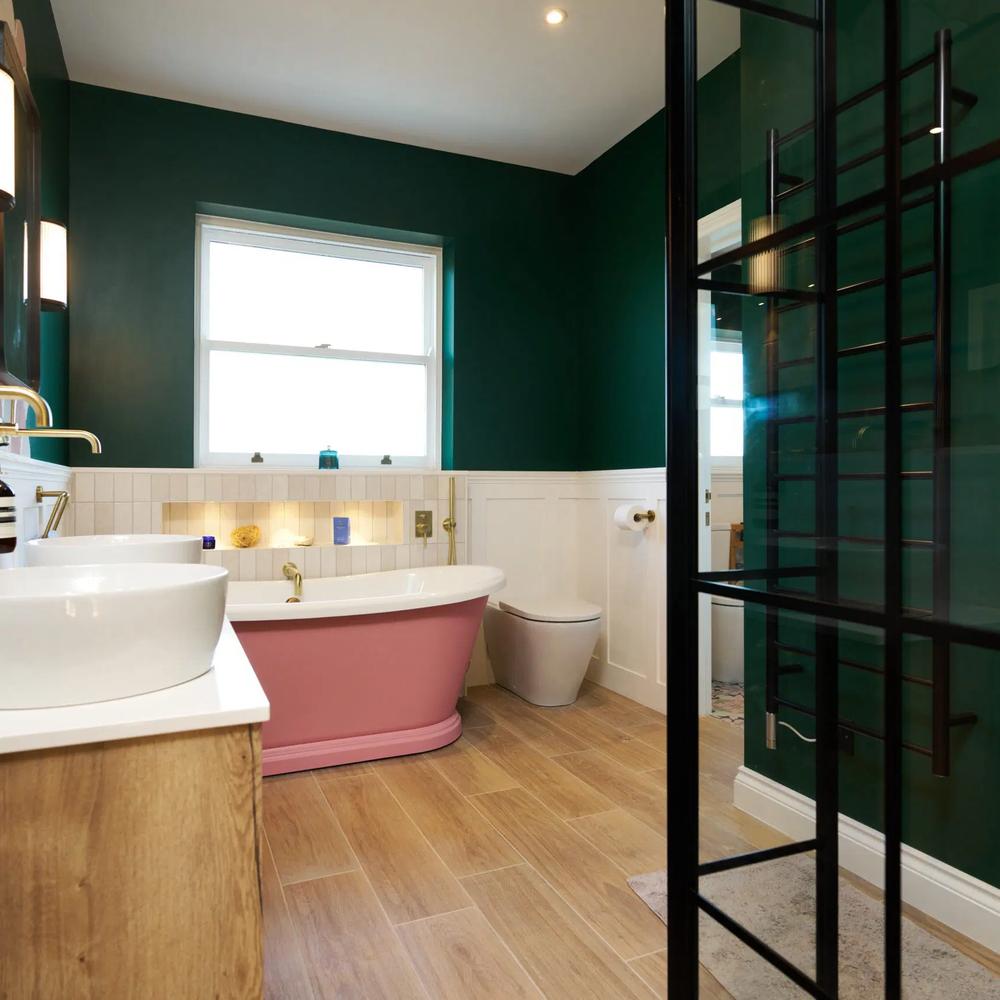 Baño cálido y acogedor en tonos verdes y negros