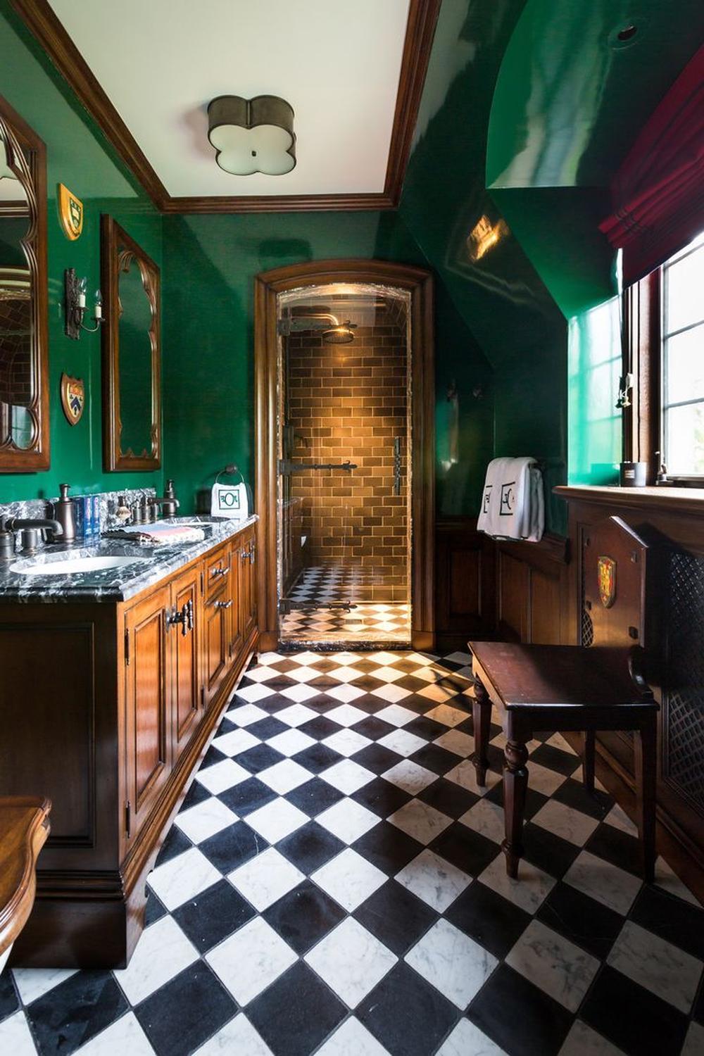 Baño elegante moderno con verde y negro