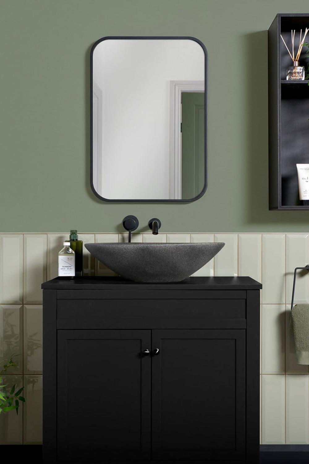 Baño equilibrado con un diseño moderno en verde y negro