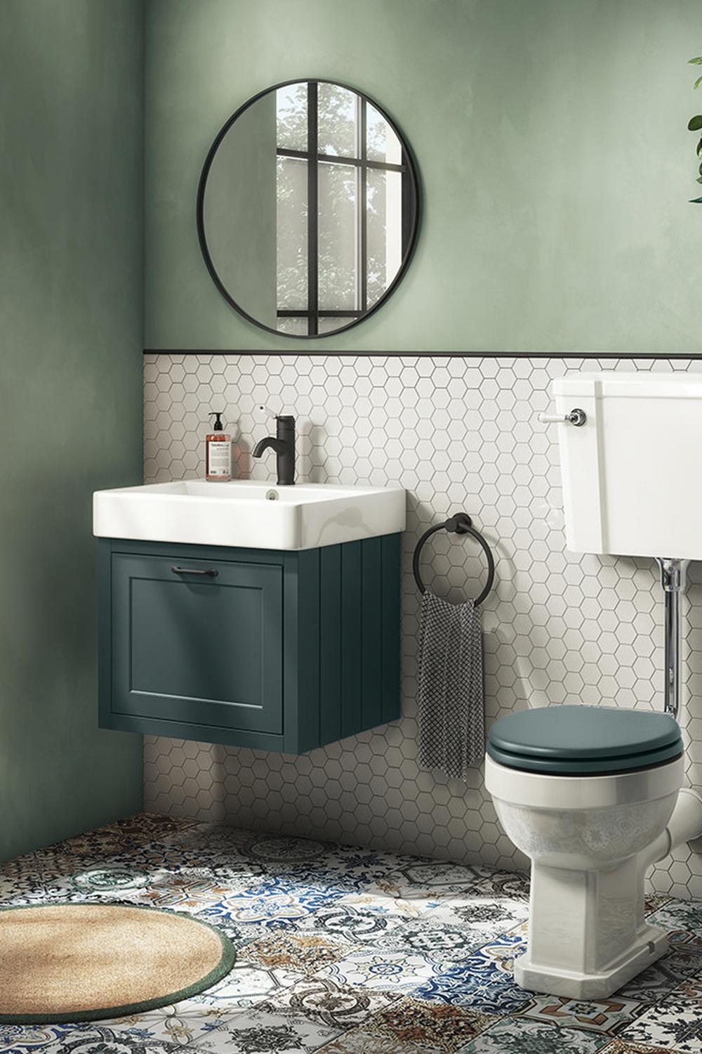 Baño moderno con elegancia equilibrada en verde y negro
