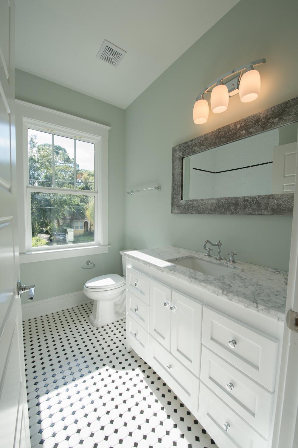 Ambiente vintage moderno en baño verde y negro