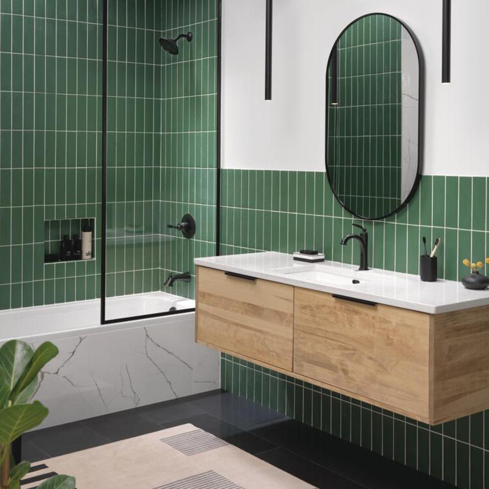 Baño lujoso con detalles armoniosos en verde y negro