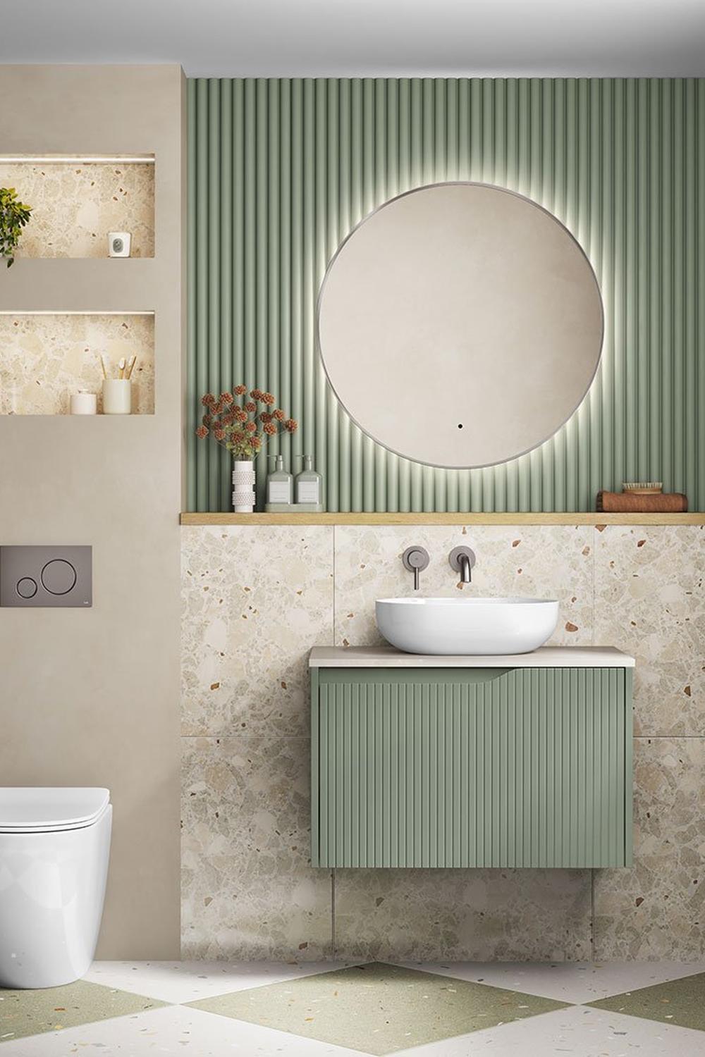 Baño moderno con diseño en verde y blanco que combina texturas y lineas limpias