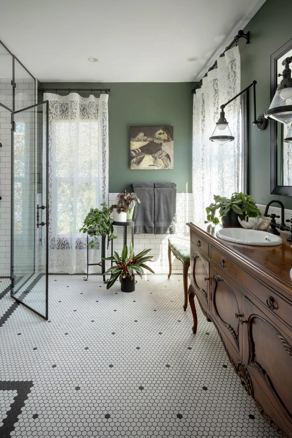 Baño clásico y atemporal que combina modernidad y elegancia